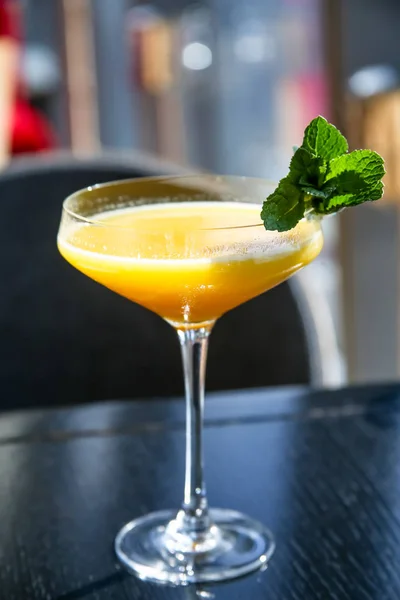 Cocktail Mango Giallo Con Foglia Menta Bicchiere — Foto Stock