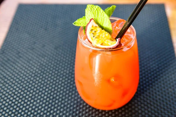 Limonada Naranja Con Fruta Pasión Vaso Sobre Mesa Del Restaurante — Foto de Stock