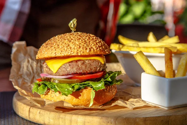 Hamburguesa Con Queso Tomates Pepinos Cebollas Papas Fritas Está Junta —  Fotos de Stock