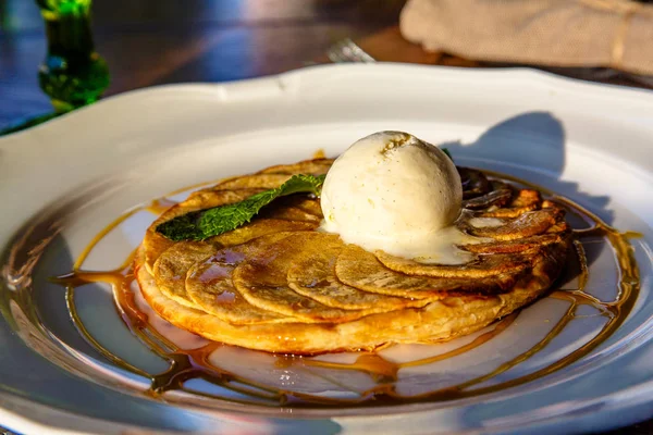 Krep yerken plaka üzerine bir top dondurma açıktır