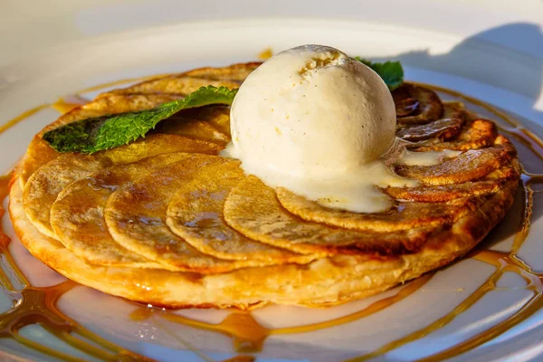 Krep yerken plaka üzerine bir top dondurma açıktır