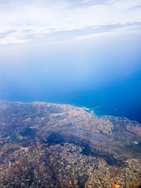 Kıyı ve deniz üzerinde uçan uçak penceresinden görüntülemek.