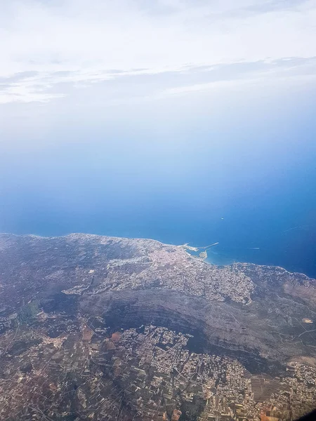 Blick Aus Dem Fenster Des Flugzeugs Über Das Meer Und — Stockfoto