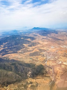 Dağlar ve Avrupa'nın köyleri için uçağın penceresinde görüntüleyin
