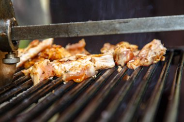 Izgarada kızartılmış dilimleri Shawarma (döner kebap) için et