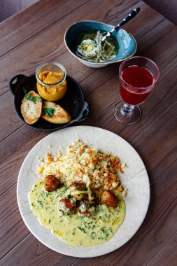 Köfte ve pirinç ve kırmızı içecek ile öğle yemeği