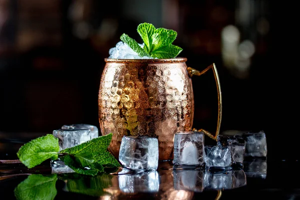 Cóctel Con Hielo Una Taza Cobre Sobre Fondo Negro — Foto de Stock