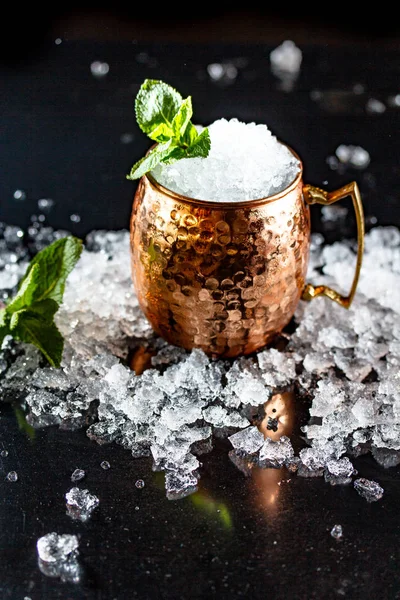 Cóctel Con Hielo Una Taza Cobre Sobre Fondo Negro — Foto de Stock