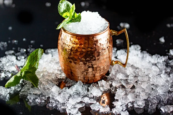 黒の背景に銅のマグカップに氷とカクテル — ストック写真