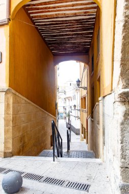 Eski bir ev pasajda kemer