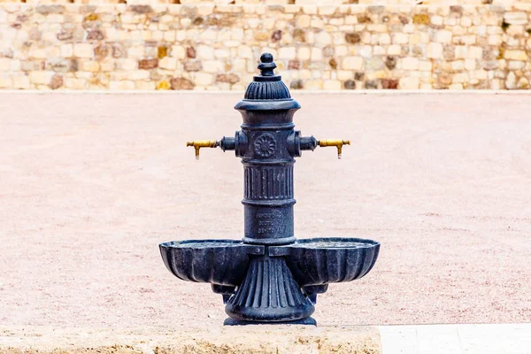 Fonte Preta Para Beber Água Fundo Das Paredes Pedra — Fotografia de Stock