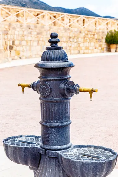 Fonte Preta Para Beber Água Fundo Das Paredes Pedra — Fotografia de Stock