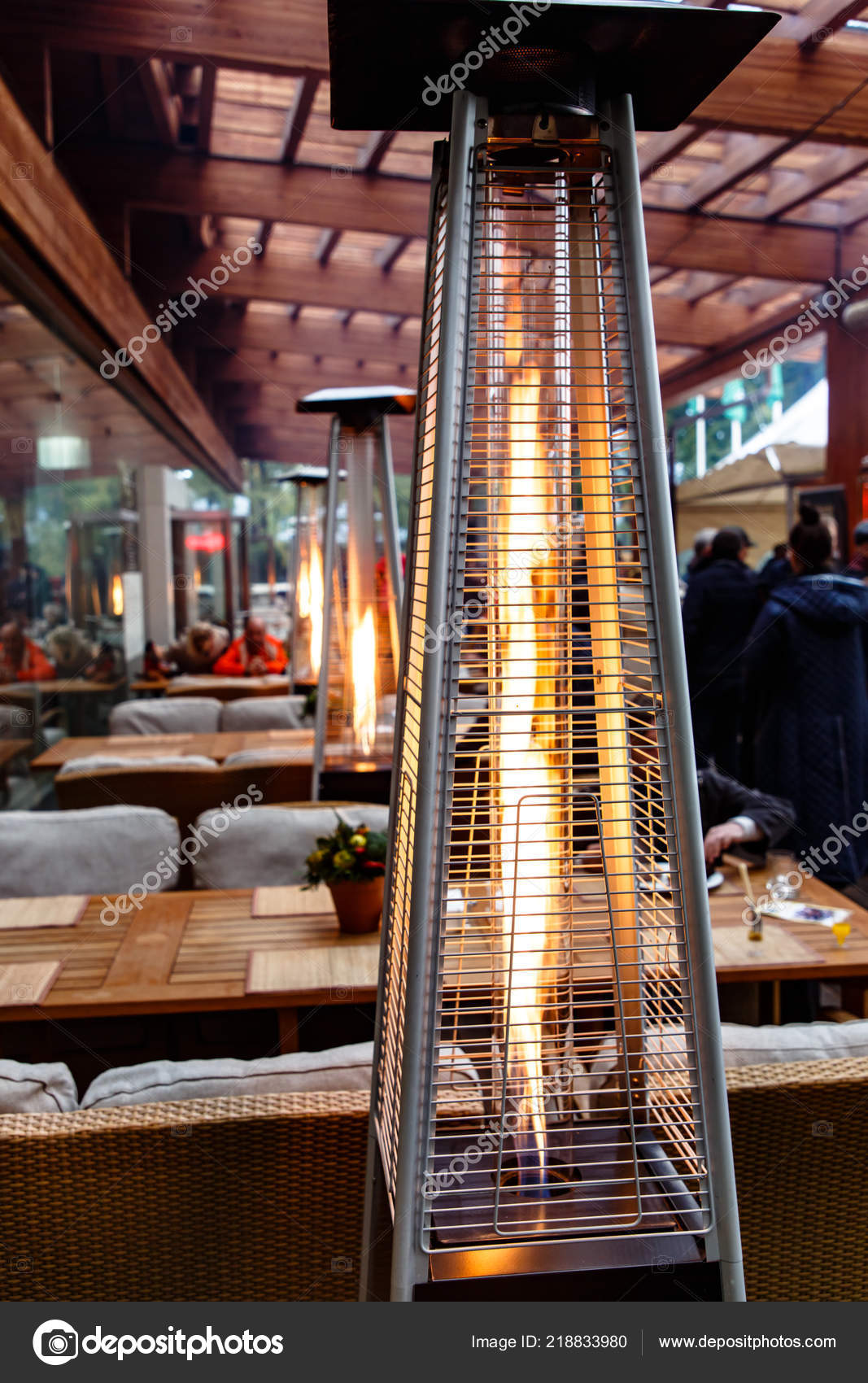 Gedetailleerd steeg Herformuleren Gas Heaters Veranda Restaurant Autumn Rain Stock Photo by ©milanchikov  218833980