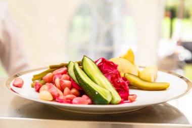 Rus özel: tuzlu kiraz, sarımsak, salatalık, yalan bir plaka üzerinde