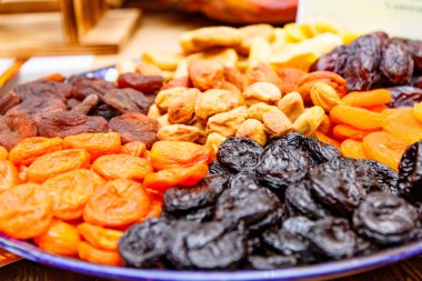 Kuruyemiş: kuru kayısı, Kuru erik ve diğerleri yalan bir plaka üzerinde