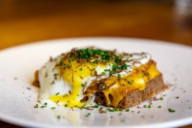 Eritilmiş peynir ve omlet ve bir tabağa yalan ile sandviç.