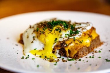 Eritilmiş peynir ve omlet ve bir tabağa yalan ile sandviç.