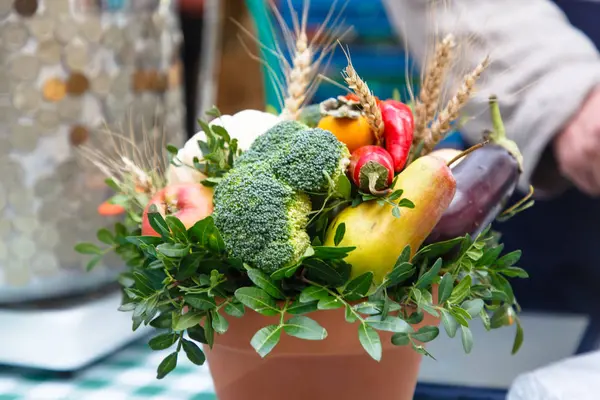 Bouquet Insolite Fruits Légumes Dans Une Casserole Céramique Est Sur — Photo