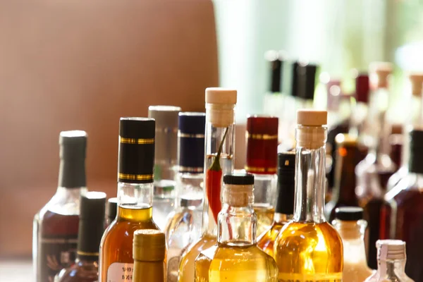 Alkollü Içeceklerin Birçok Farklı Şişe Masanın Üzerinde Olduğunu — Stok fotoğraf