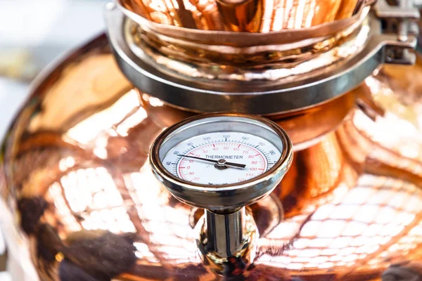 アルコールの蒸留のため 銅鍋の温度計 — ストック写真