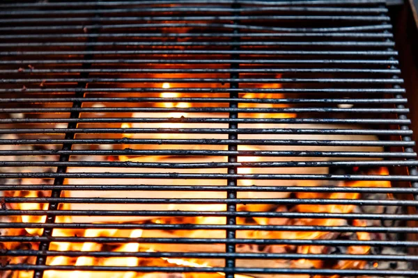 烧煤的烧烤是在烧烤 — 图库照片