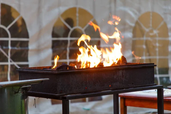 Barbekü Yanan Kömür Izgara Vardır — Stok fotoğraf