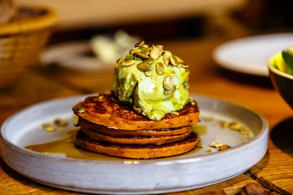 Frittelle Con Gelato Pistacchio Semi Sono Sul Piatto — Foto Stock