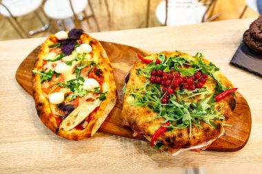 Pasta ya da kek roka ve Frenk üzümü üzerinde kurulu olduğunu