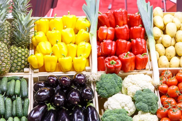Différents Légumes Fruits Sont Dans Des Boîtes Sur Marché — Photo