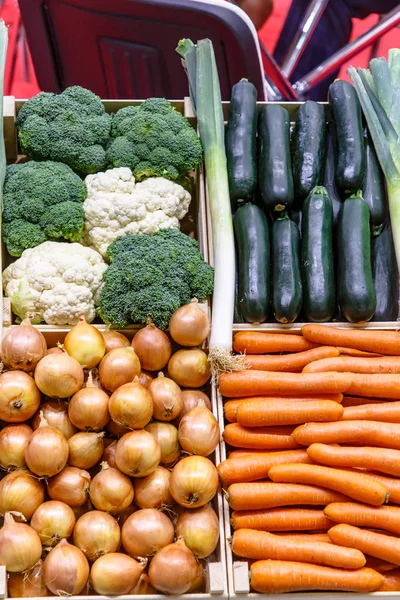 Différents Légumes Fruits Sont Dans Des Boîtes Sur Marché — Photo