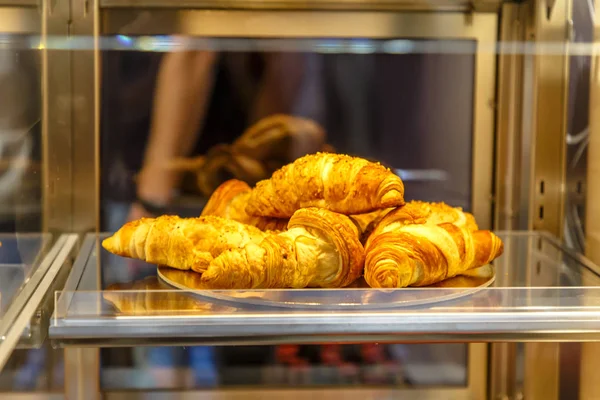 Des Croissants Frais Sont Sur Comptoir Une Pâtisserie — Photo