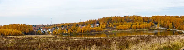 湖の秋の森の背景に村 ロシアの秋 — ストック写真