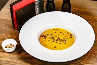 Kabak kremalı çorba büyük bir beyaz tabak döktü