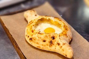 Geleneksel Gürcü yemeği - khachapuri, yumurta ile ekmek
