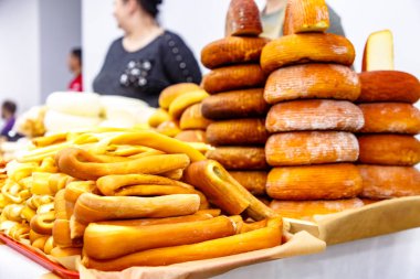 Farklı peynir raflarda yalan