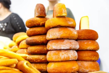 Farklı peynir raflarda yalan