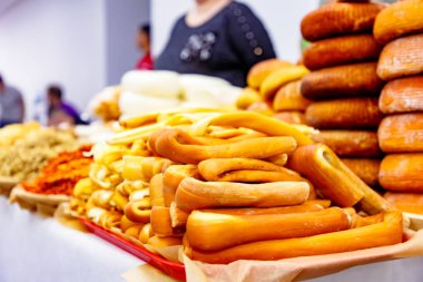 Farklı peynir raflarda yalan