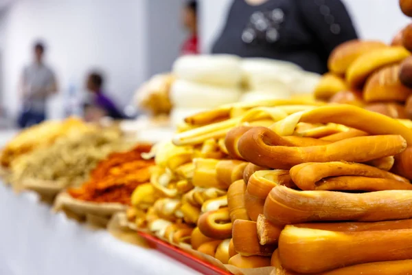 Farklı peynir raflarda yalan