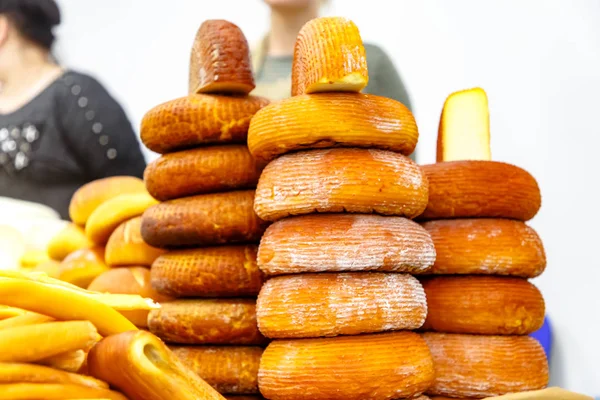 Farklı peynir raflarda yalan