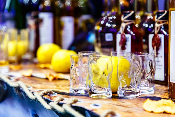 Óculos Maçãs Estão Bar Contra Fundo Das Garrafas — Fotografia de Stock