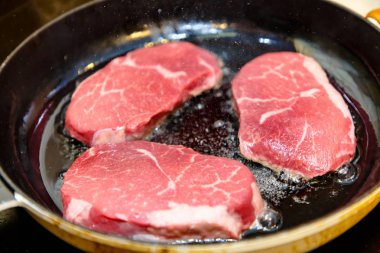 Yuvarlak biftek mermer sığır eti göz beyaz arka plan üzerinde