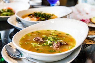 Bezelye çorbası Füme domuz eti ile