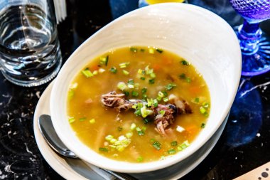 Bezelye çorbası Füme domuz eti ile