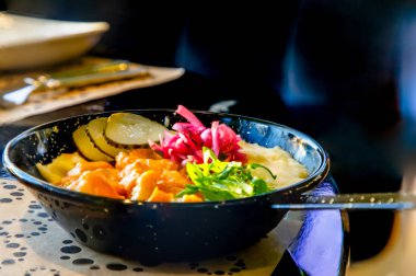 Stroganovski balık üzerinde Skoblyanka bir tavada patates ile