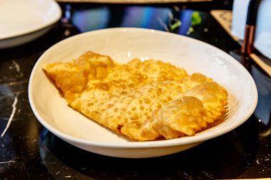 Geleneksel Tatar yemeği, chebureki. Puf böreği pasta etli doldurma.