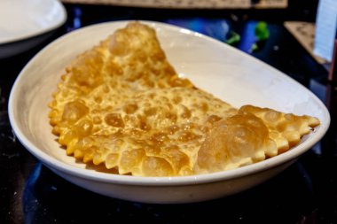 Geleneksel Tatar yemeği, chebureki. Puf böreği pasta etli doldurma.
