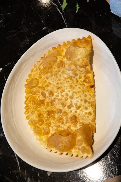 Geleneksel Tatar yemeği, chebureki. Puf böreği pasta etli doldurma.