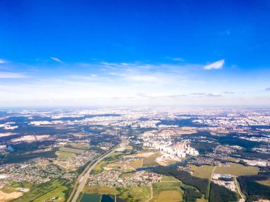 Uçağın penceresinden görünümü: ormanlar, yollar, kasaba ve şehirler