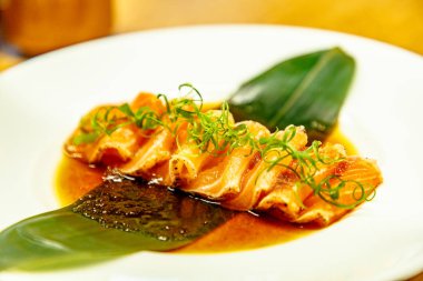 Teriyaki somon. Moskova restoranlarında servis gibi Japon çanak.