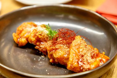 Teriyaki tavuk tava. Japon mutfağının bir fincan.